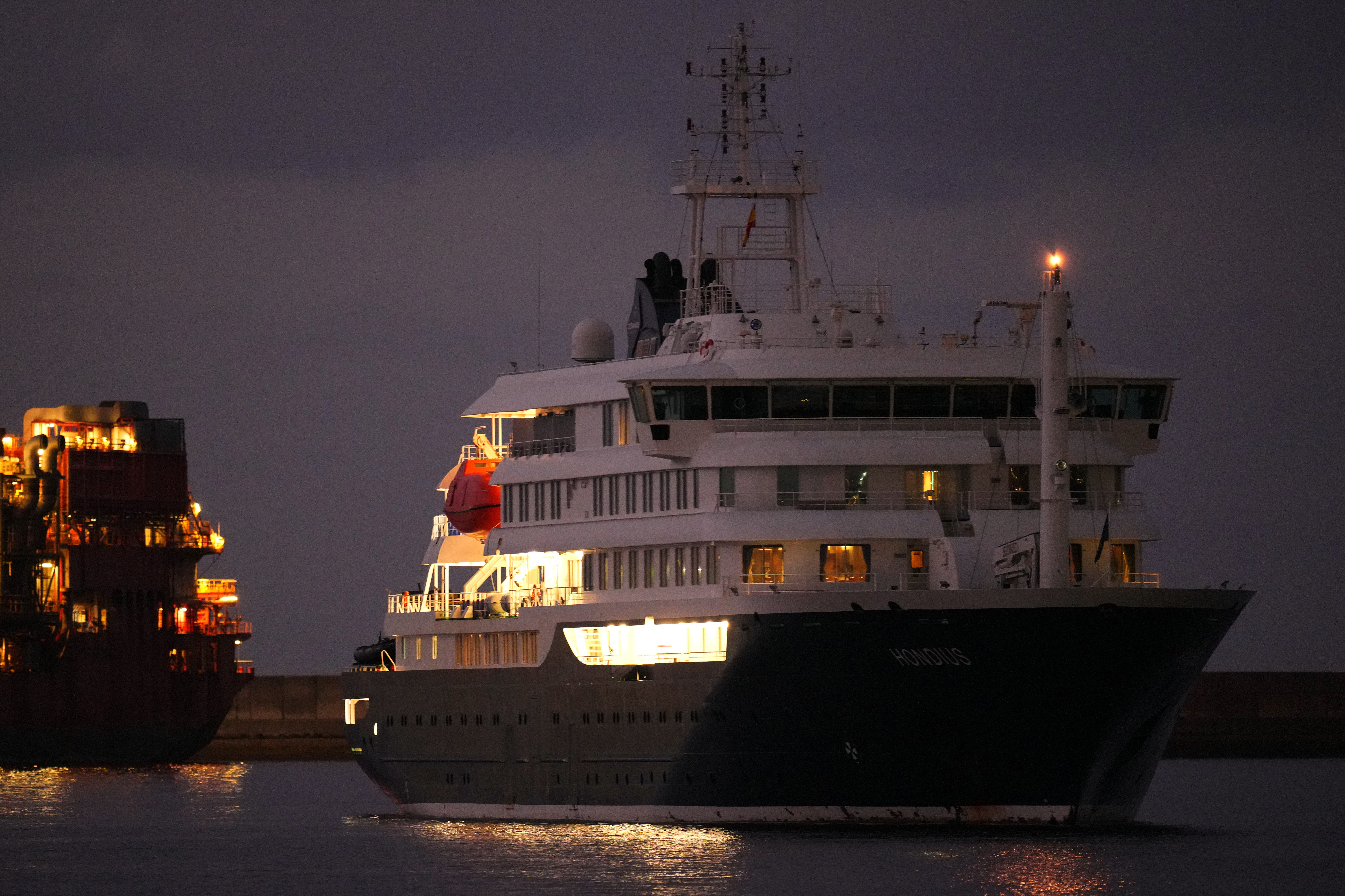 Passengers evacuated from hantavirus-stricken cruise ship begin flying home