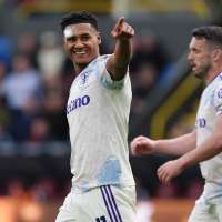 Late goal and dramatic VAR call help Arsenal stay in control of Premier League title race