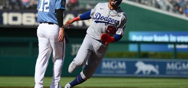 Mookie Betts returns to the Dodgers' lineup after an oblique injury