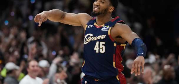 From 4 points to tying a playoff record with a 39-point half, Donovan Mitchell flips Game 4 for Cavs