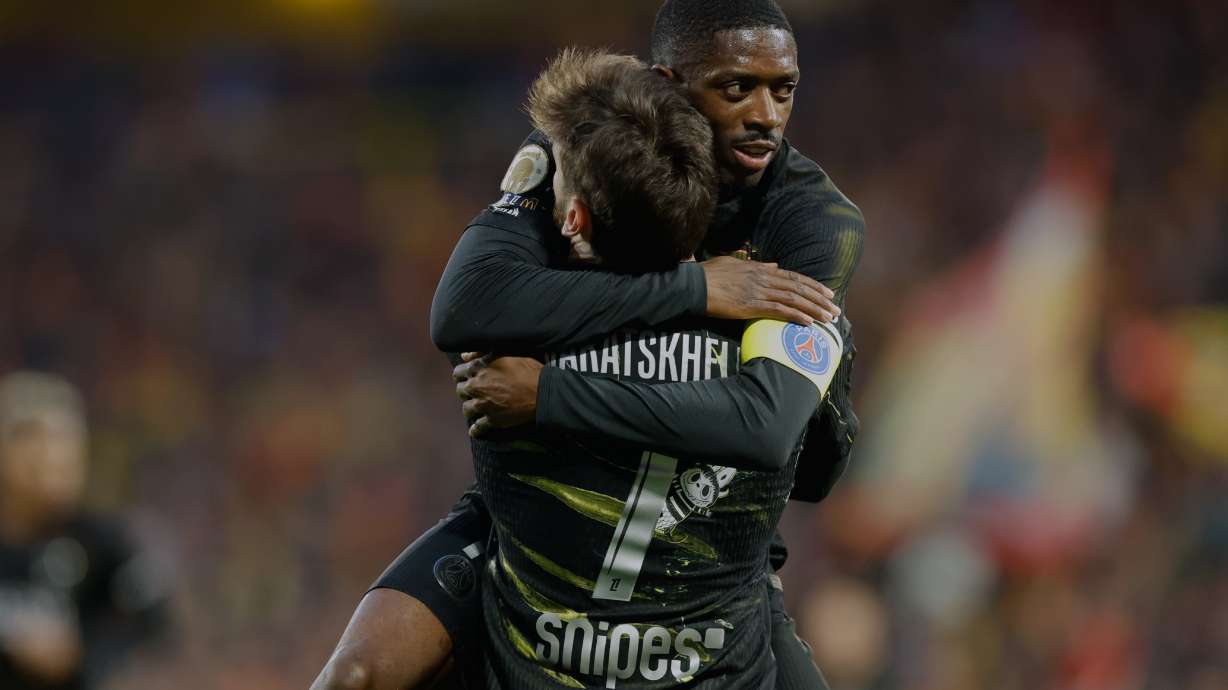 Khvicha Kvaratskhelia del Paris Saint-Germain celebra con su compañero Ousmane Dembele tras anotar un gol ante Lens en la liga francesa, el miércoles 13 de mayo de 2026.