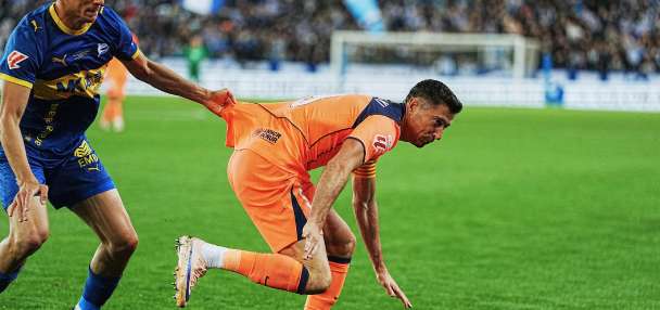 Barcelona's 100-point bid ends in a 1-0 loss at Alaves in the Spanish league