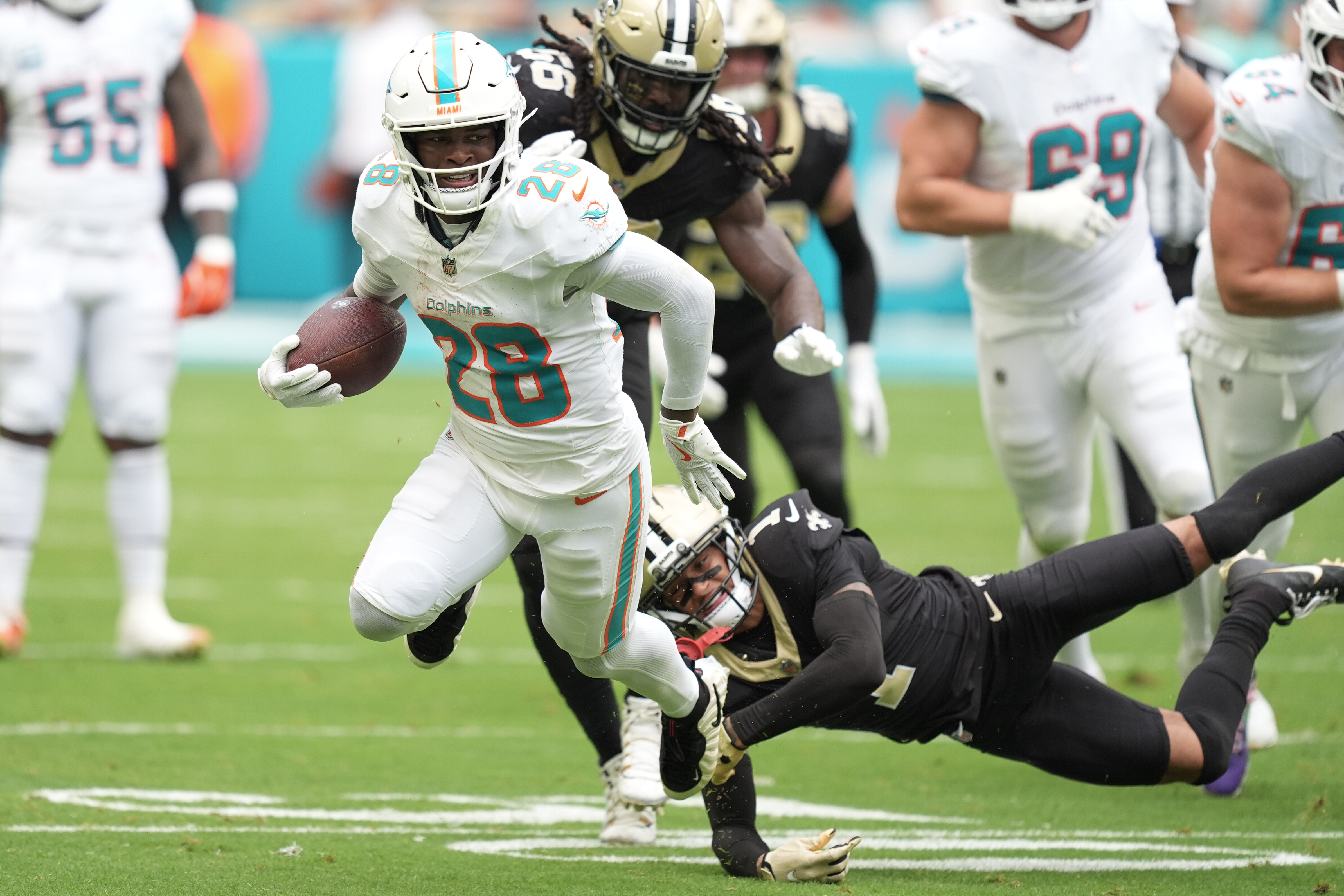 Dolphins, running back De'Von Achane agree to a 4-year, $64 million extension, AP source says