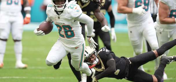 Dolphins, running back De'Von Achane agree to a 4-year, $64 million extension, AP source says
