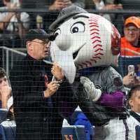 Weaver escapes bases-loaded jam against former team, Mets beat Yankees 6-3 to even Subway Series