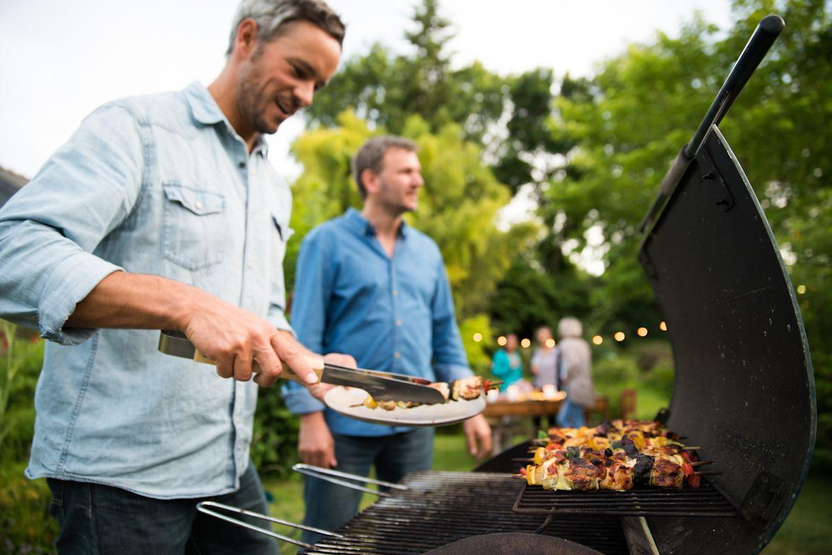 Try these affordable ideas to prep for a crowd-pleasing Memorial Day barbecue