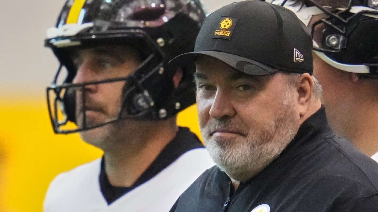 Pittsburgh Steelers quarterback Aaron Rodgers, left, and head coach Mike McCarthy participate during NFL football practice in Pittsburgh, Wednesday, May 20, 2026.