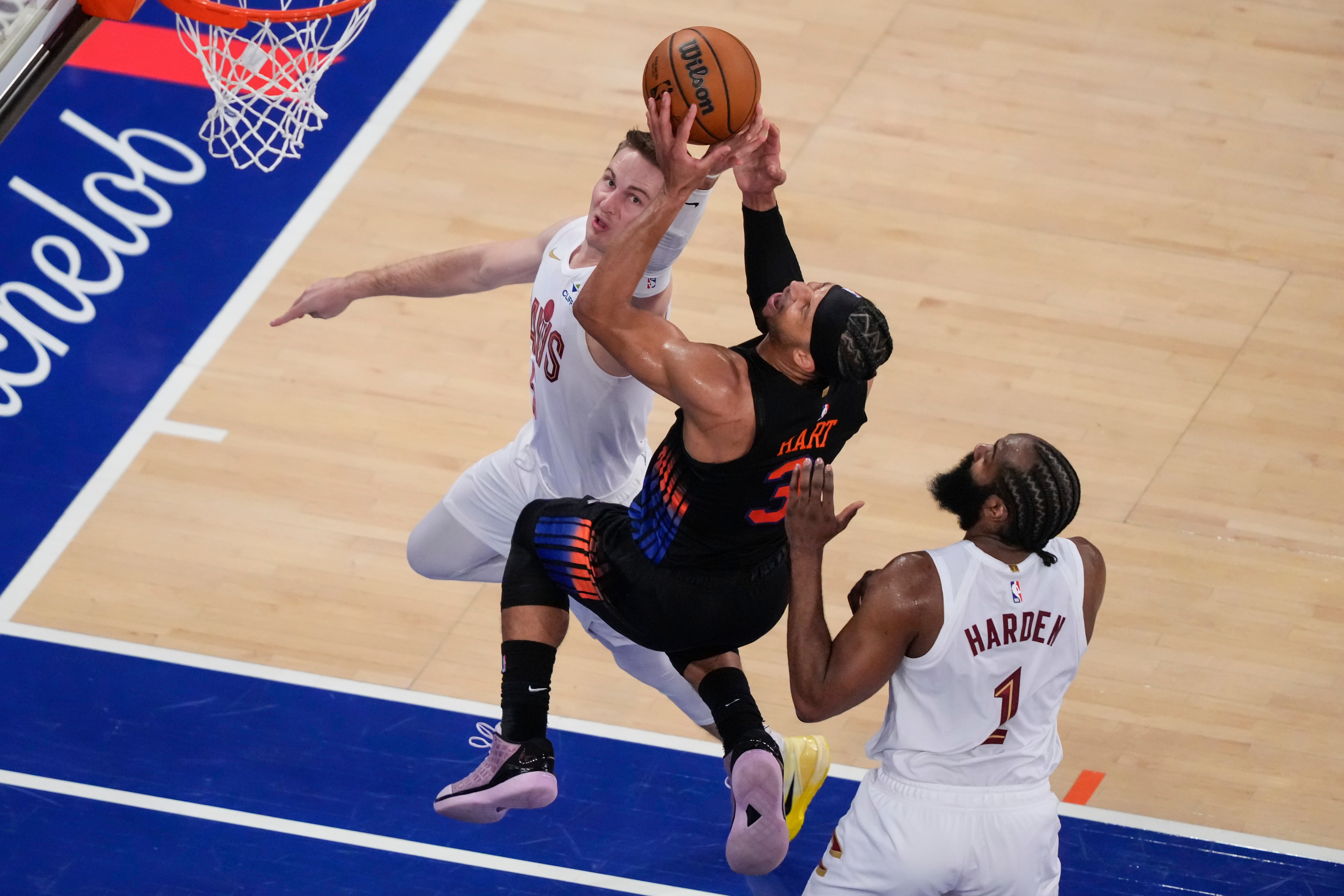 Hart scores 26 and the Knicks move 2 wins from the NBA Finals with a 109-93 victory over the Cavs