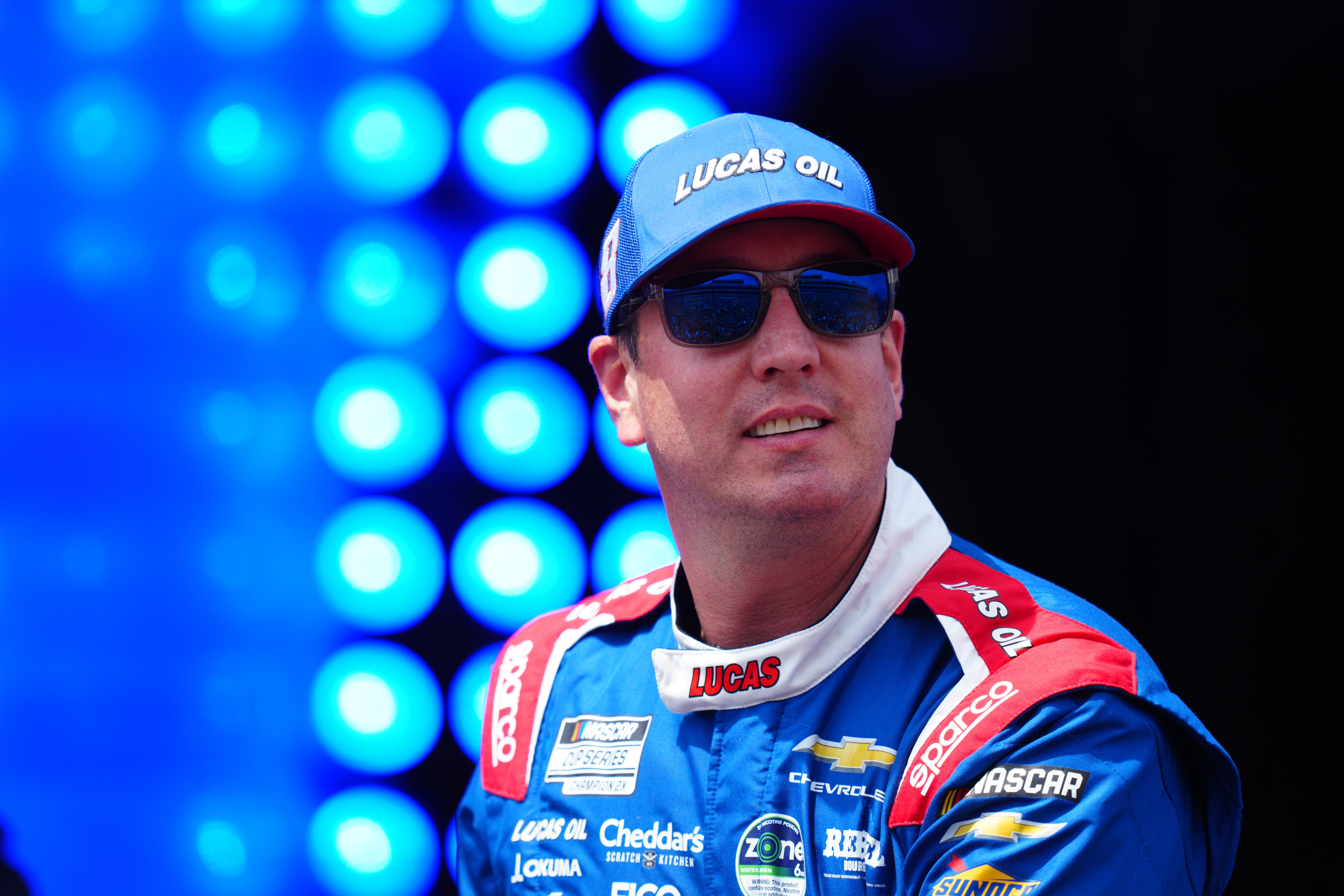 ARCHIVO - Kyle Busch sonríe al ser presentado durante la carrera de estrellas de la NASCAR, el domingo 17 de mayo de 2026 en Dover, Delaware 
