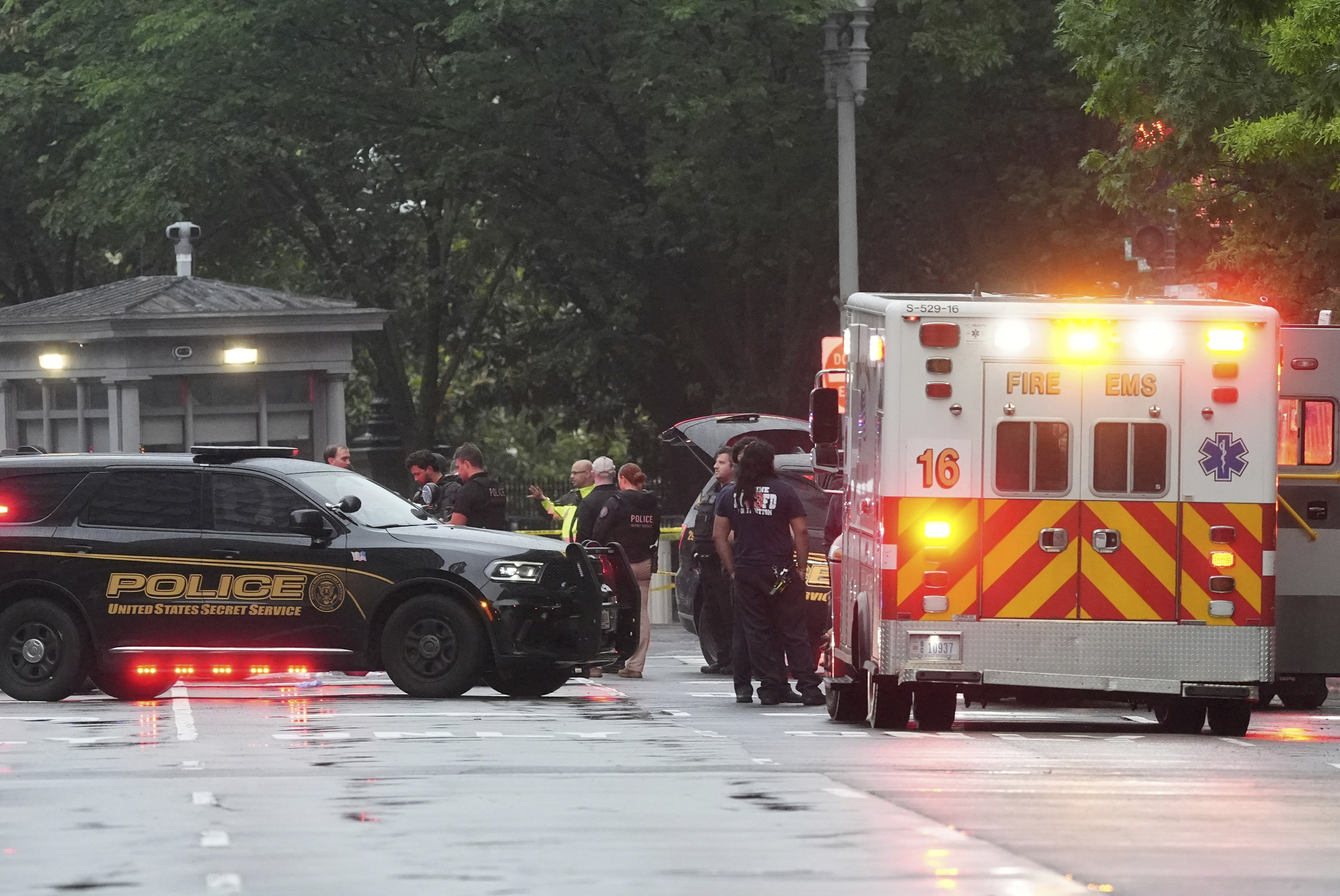 Suspect dead after approaching White House checkpoint with weapon, Secret Service says