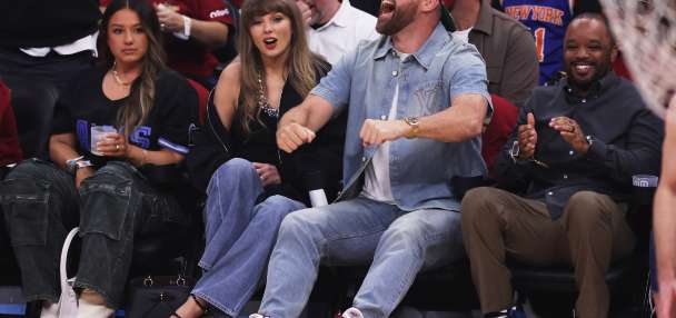 Life of A Basketball Fan: Taylor Swift attends Cavs-Knicks in Cleveland with fiance Travis Kelce
