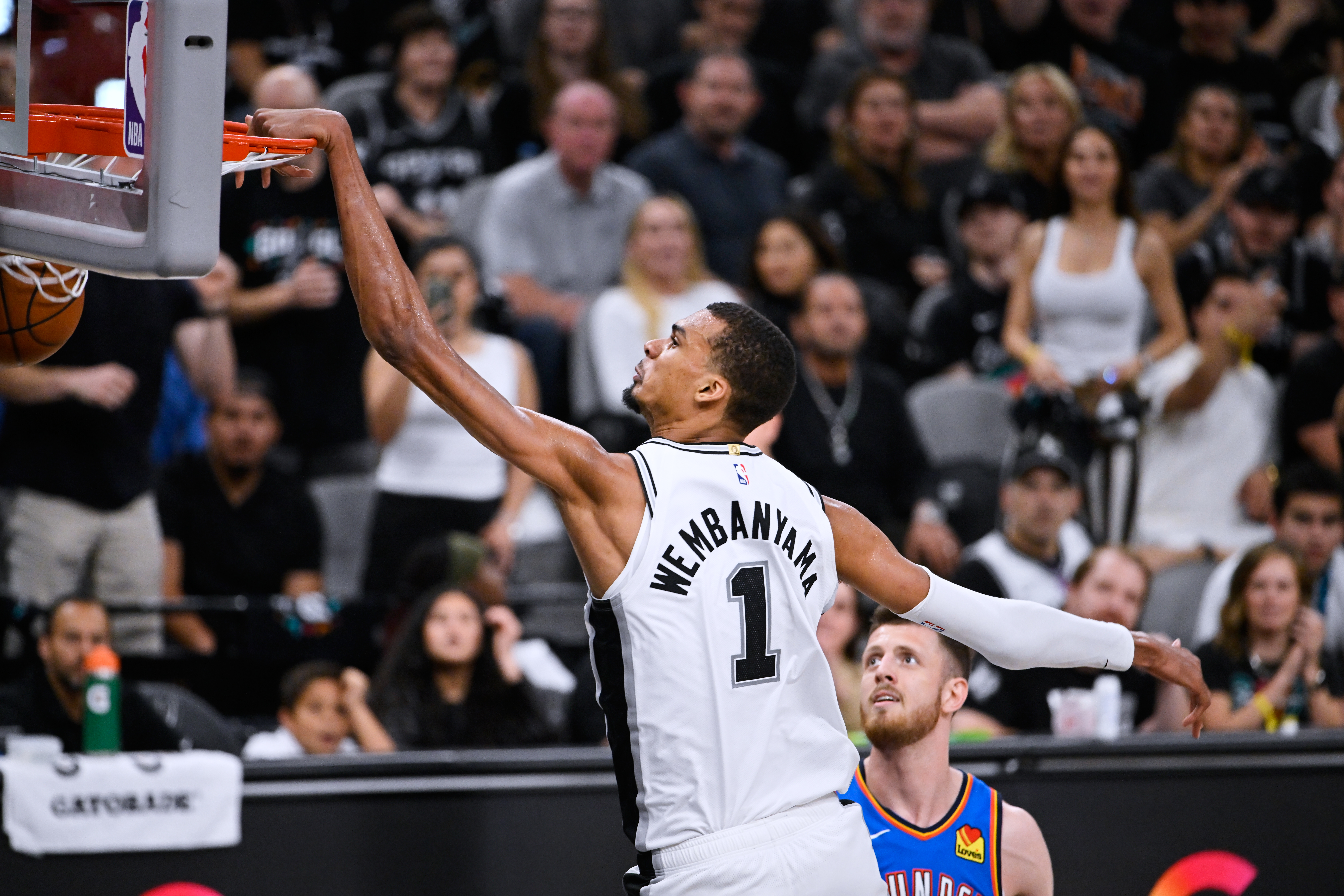 Wembanyama scores 33 points to help Spurs rebound and trounce Thunder 103-82 to even West finals