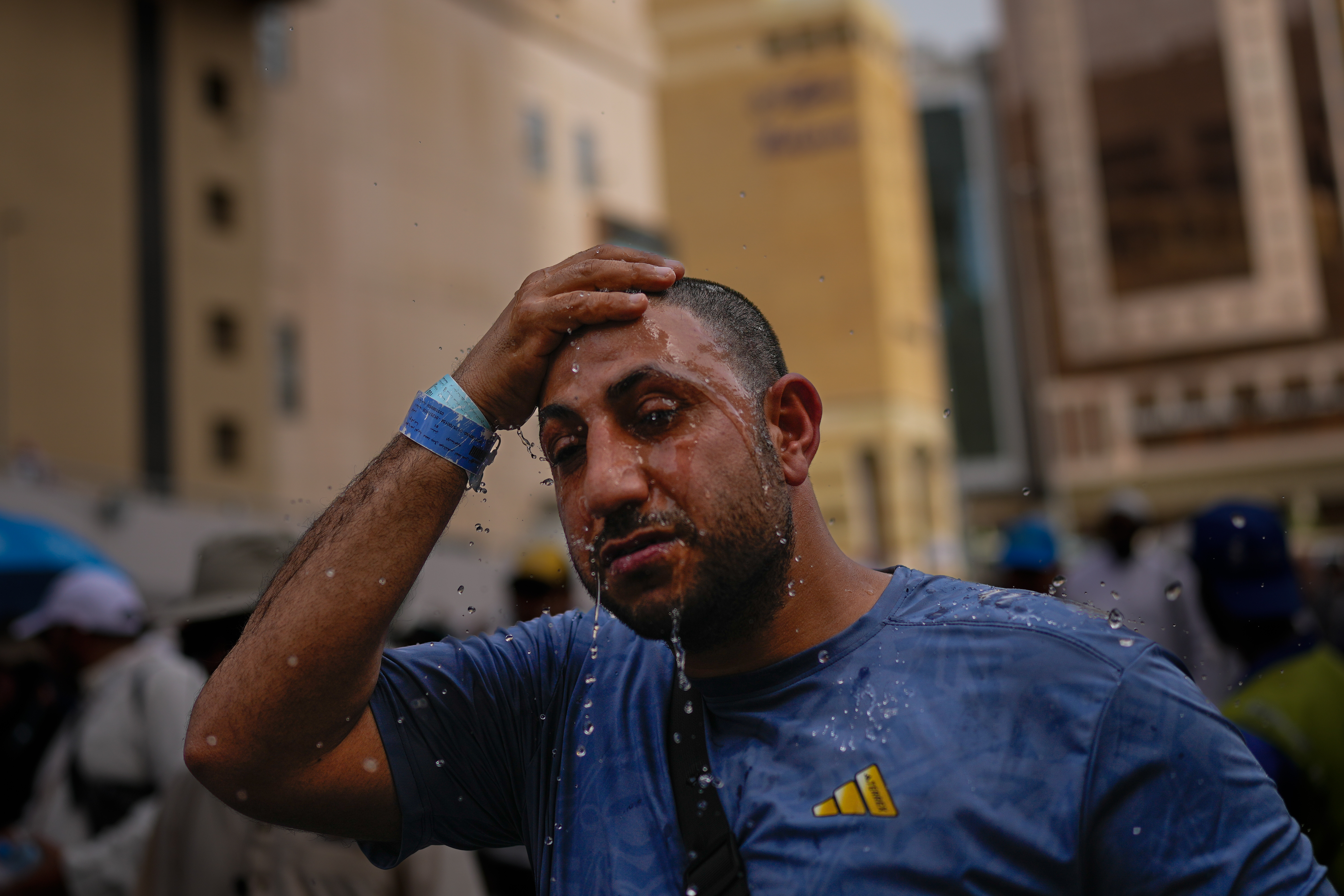 Muslims begin the annual Hajj in sweltering heat against a backdrop of war concerns