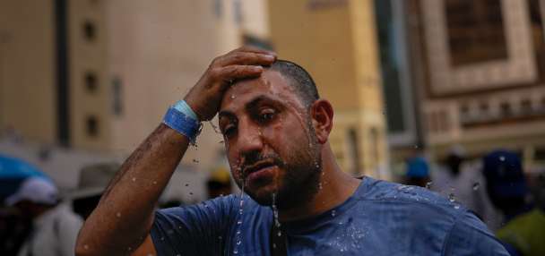 Muslims begin the annual Hajj in sweltering heat against a backdrop of war concerns