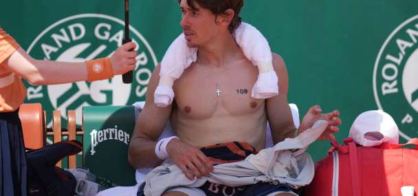 Heat wave at French Open impacts the clay courts and has fans begging for water