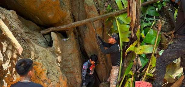 Search continues for 7 villagers trapped in a flooded Laos cave