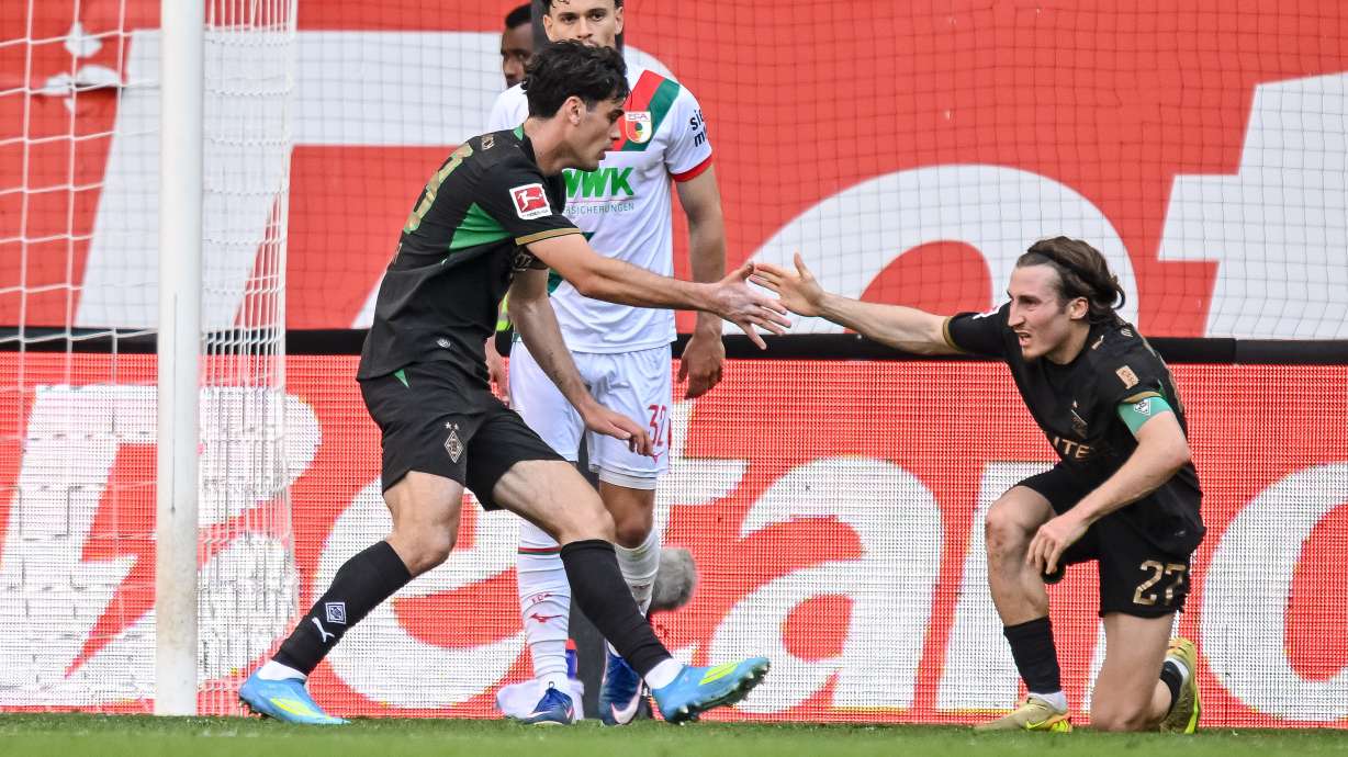 Moenchengladbach's Gio Reyna and Rocco Reitz high-five after the Reyna made a goal during a German Bundesliga soccer match between Borussia Moenchengladbach and FC Augsburg on Saturday, May 9, 2026, in Augsburg, Germany.