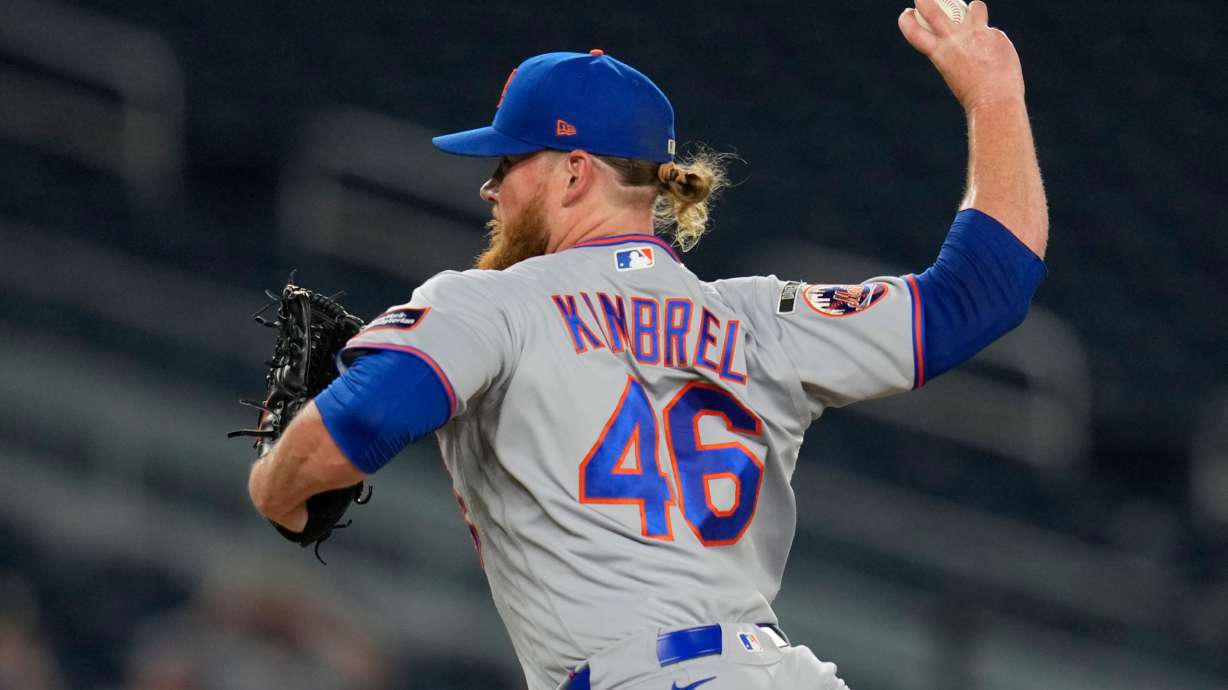 New York Mets pitcher Craig Kimbrel throws to the Washington Nationals during the twelfth inning of a baseball game, Monday, May 18, 2026, in Washington.