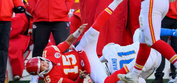 Mahomes takes part in Chiefs' first voluntary workout, just 5 months after undergoing knee surgery