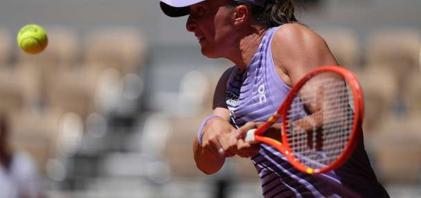 Iga Swiatek improves career record at French Open to 42-3 as she reaches 3rd round