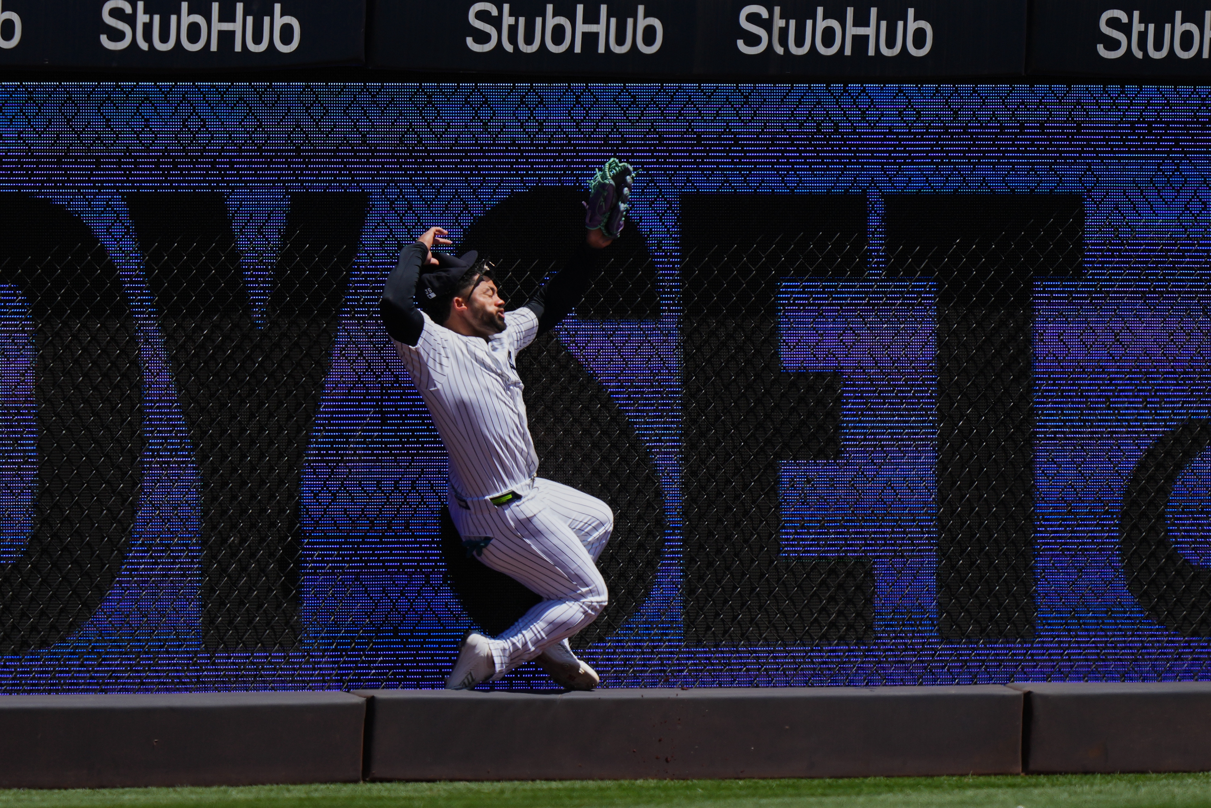 Yankees' Giancarlo Stanton takes a key recovery step, running outside as club awaits his return