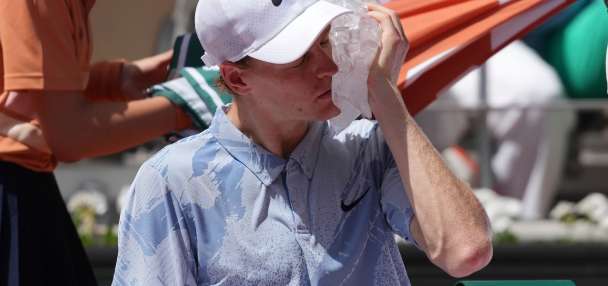 Sinner appears to be struggling with the heat in French Open second round