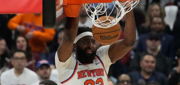 Knicks center Mitchell Robinson has a broken right pinkie finger, AP source says