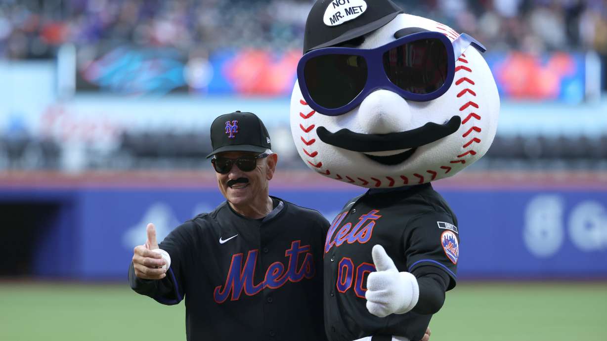 Former New York Mets manager Bobby Valentine, left, poses with Mr. Met after throwing out a ceremonial first pitch before a baseball game between the Mets and the Miami Marlins, Friday, May 29, 2026, in New York.