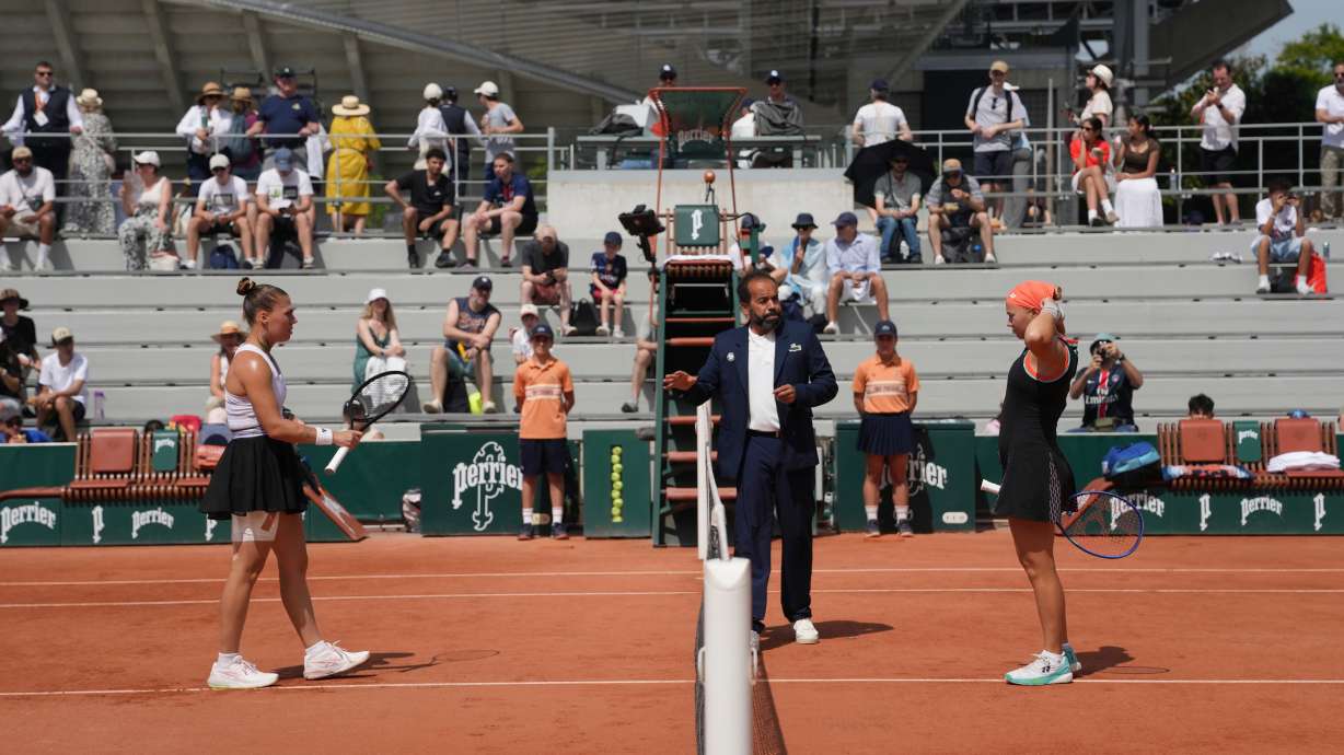 Diana Shnaider of Russia, rignt, and Oleksandra Oliynykova of Ukraine prepare for their third round women's singles tennis match at the French Open tennis tournament in Paris, Saturday, May 30, 2026.
