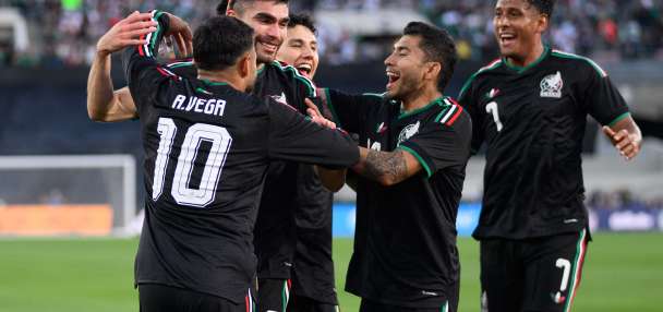 Vázquez's first-half header lifts Mexico past Australia 1-0 in a World Cup warm-up
