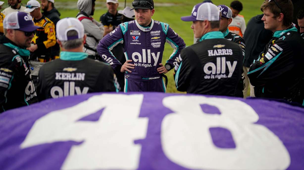 Alex Bowman, center, stands with his team before a NASCAR Cup Series auto race, Sunday, May 31, 2026, in Lebanon, Tenn.