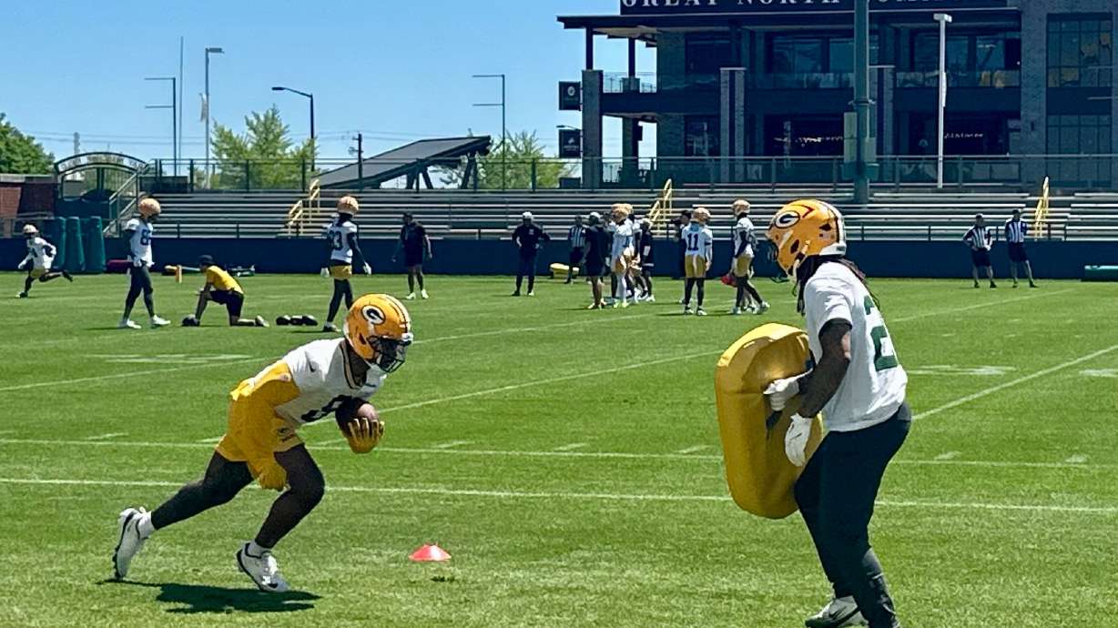 Green Bay Packers running back Josh Jacobs (8), left, participates in the team's NFL football practice, Tuesday, June 2, 2026, in Green Bay, Wis.