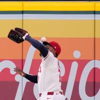 Angels outfielder Jo Adell misplays flyball into home run off his head, much like Canseco in 1993
