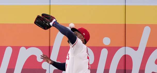 Angels outfielder Jo Adell misplays flyball into home run off his head, much like Canseco in 1993