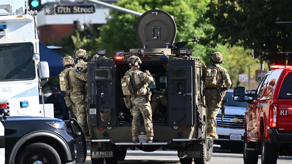 FBI agents respond after a man barricaded himself inside a building with hostages Tuesday in Bakersfield, Calif.
