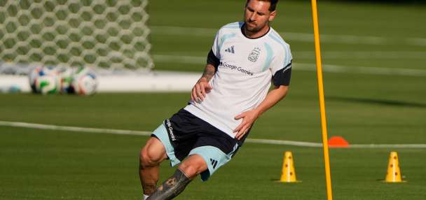 Argentina's World Cup title defense draws a frenzy in Kansas City as Messi nurses a hamstring strain