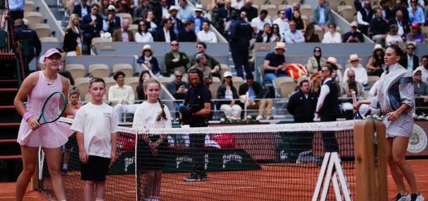 No handshake and no photo as Andreeva of Russia beats Kostyuk of Ukraine to reach French Open final
