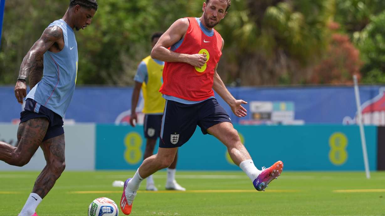 England forwards Harry Kane, right, and Marcus Rashford work out during a training session for the national soccer team in Palm Beach Gardens, Fla., Tuesday, June 2, 2026, ahead of the World Cup soccer tournament.