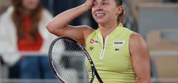 Polish qualifier Maja Chwalinska plays Russian teenager Mirra Andreeva in French Open final