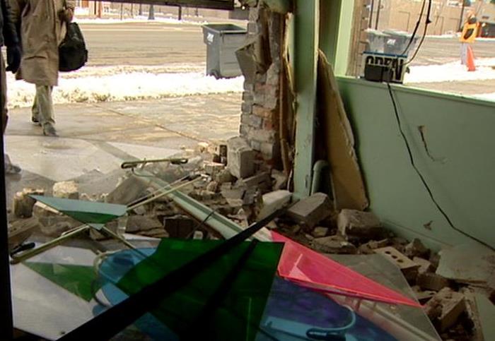 Driver crashes in to Salt Lake restaurant