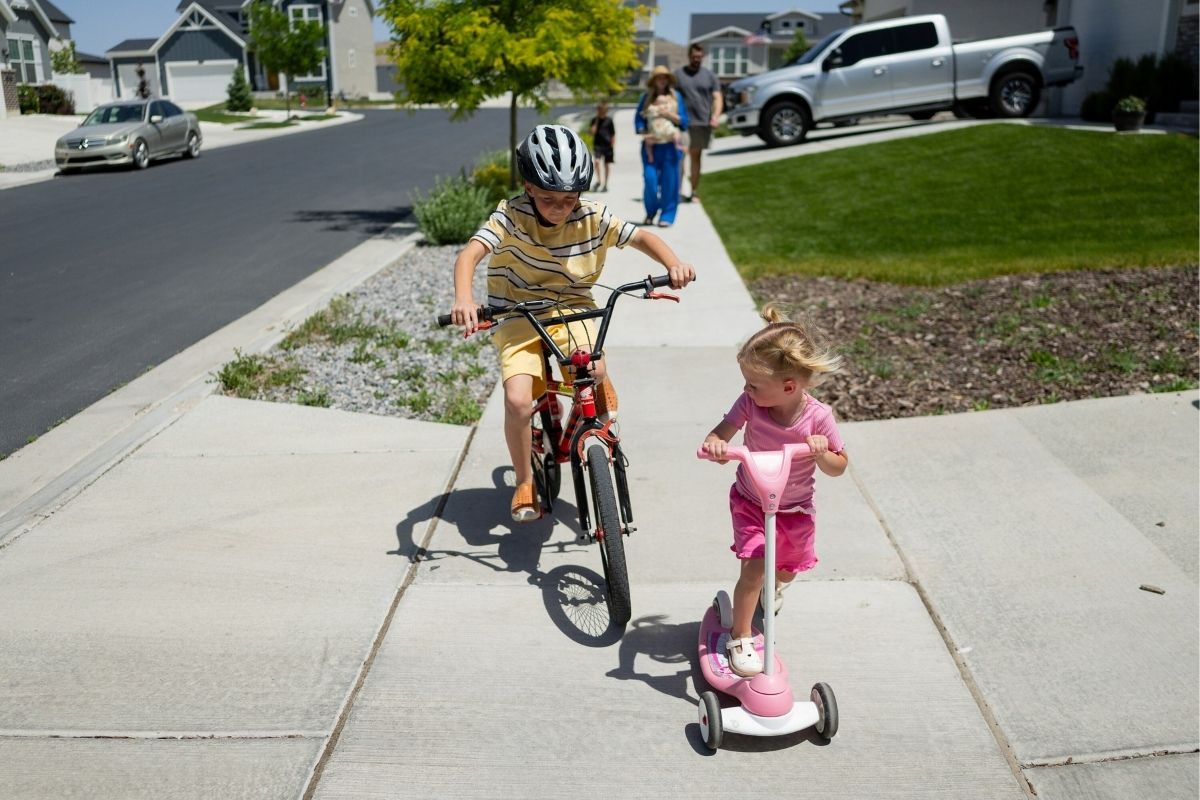 Digital detox: Why some families are choosing 'screen-free summers'