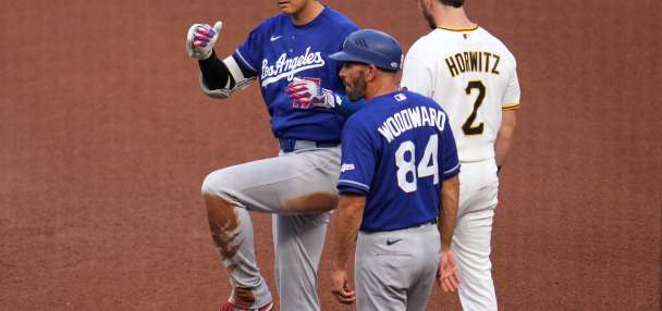 Shohei Ohtani leaves Dodgers game vs. Pirates in 7th inning with left knee inflammation