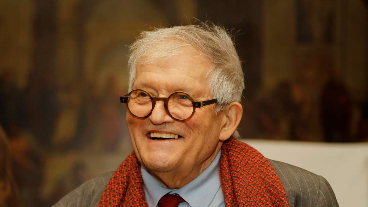 Artist David Hockney after unveiling the bottle design for the 2014 vintage wine of Château Mouton Rothschild in London, Feb. 3, 2017. Hockney died on Thursday at the age of 88, his publicist said Friday.