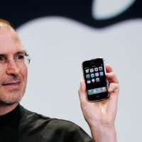 Smartphones arrived just before the US fertility rate plunged. This study says it's a direct cause