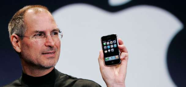 Smartphones arrived just before the US fertility rate plunged. This study says it's a direct cause