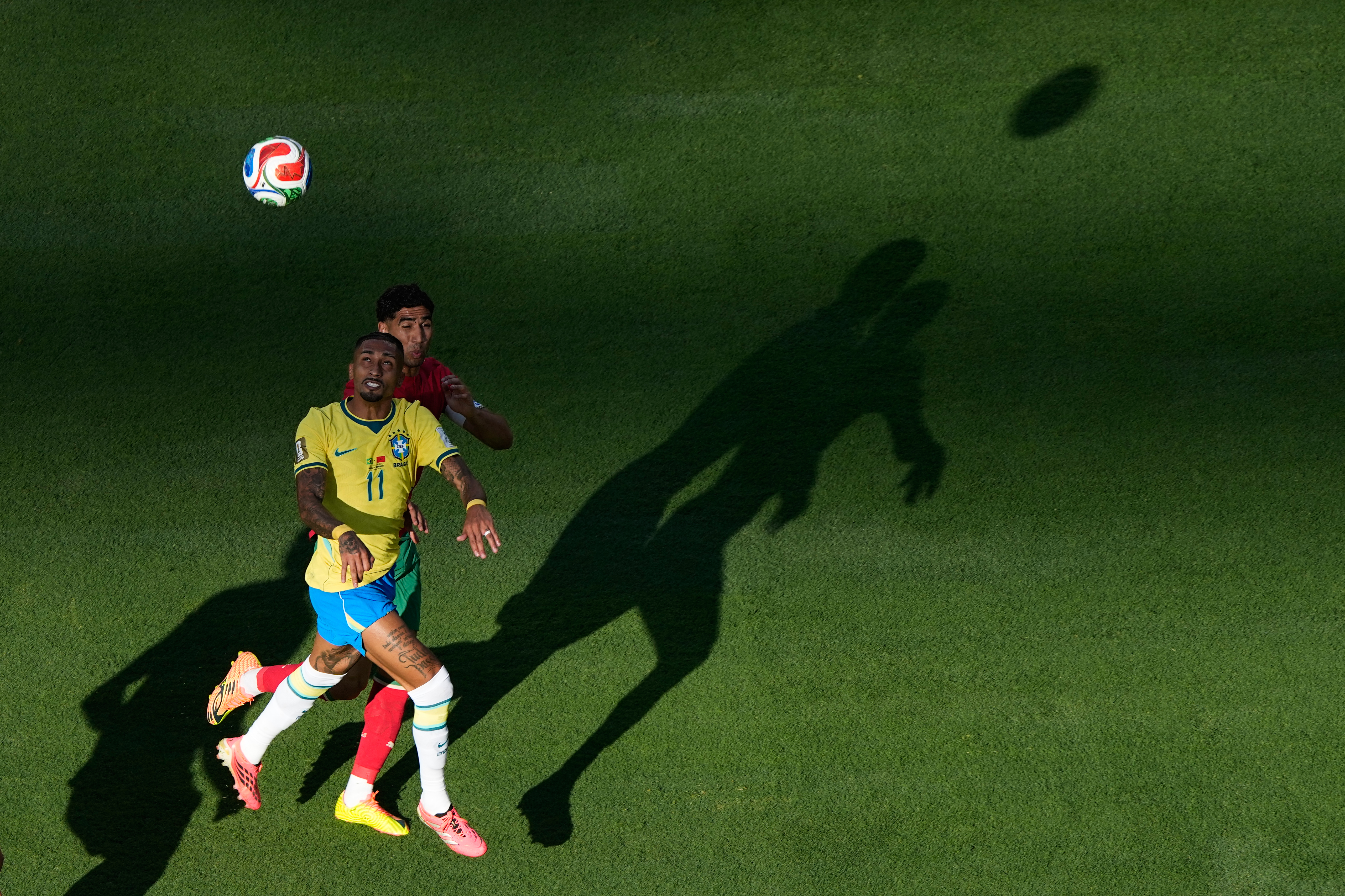 One Extraordinary Photo: Raphinha, Hakimi and their shadows