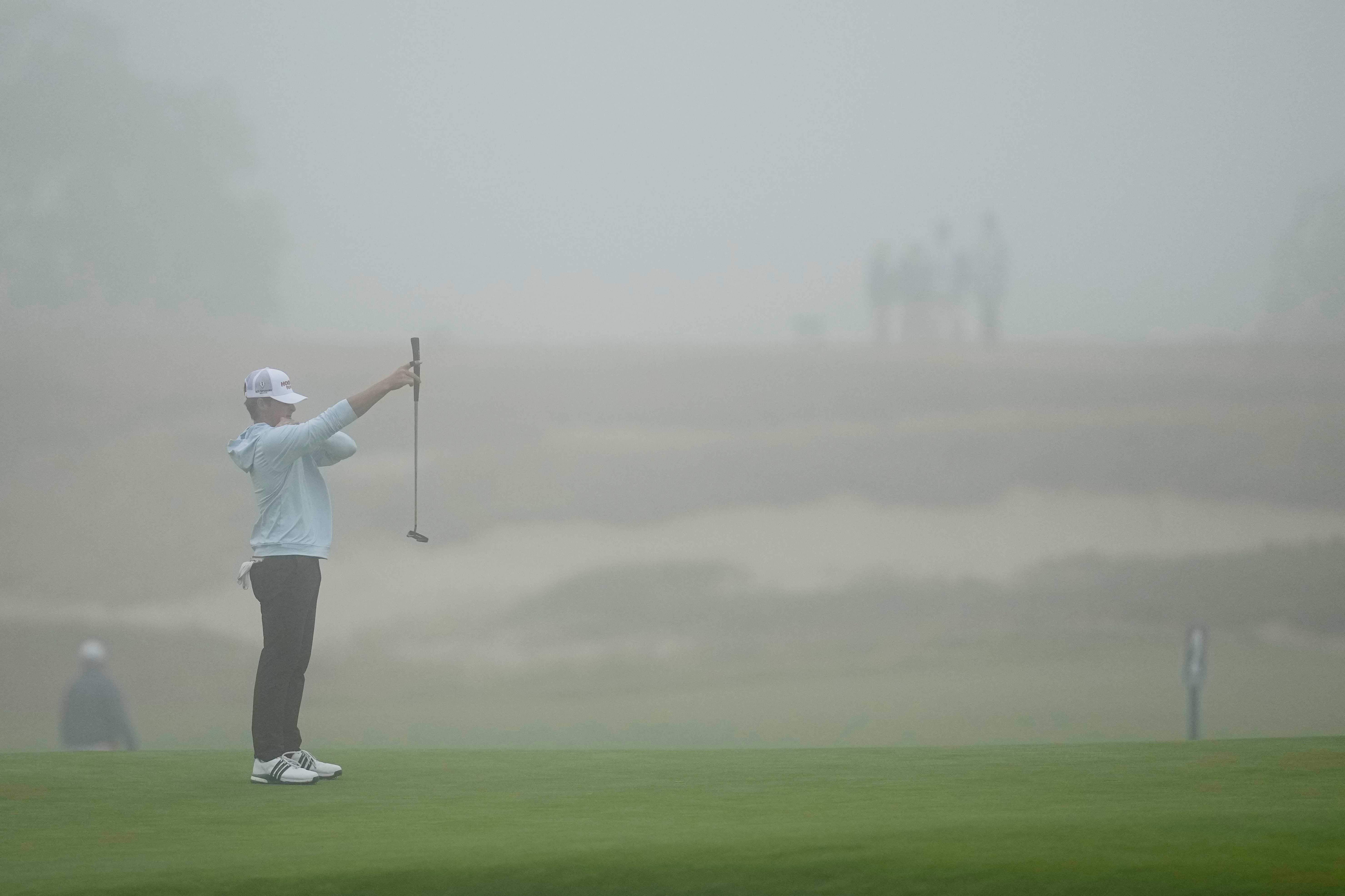 US Open off to a slow and foggy start at Shinnecock Hills