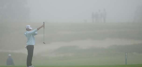 US Open off to a slow and foggy start at Shinnecock Hills