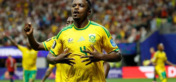 South Africa keeps its World Cup hopes alive with a 1-1 draw against the Czech Republic