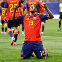 Lamine Yamal scores 10 minutes into his first World Cup start and gives Spain liftoff